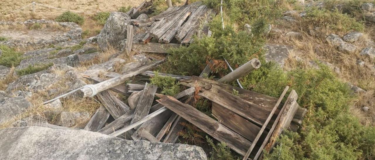 Las pasarelas de O Facho delatan el estado de abandono de la excavación | FARO