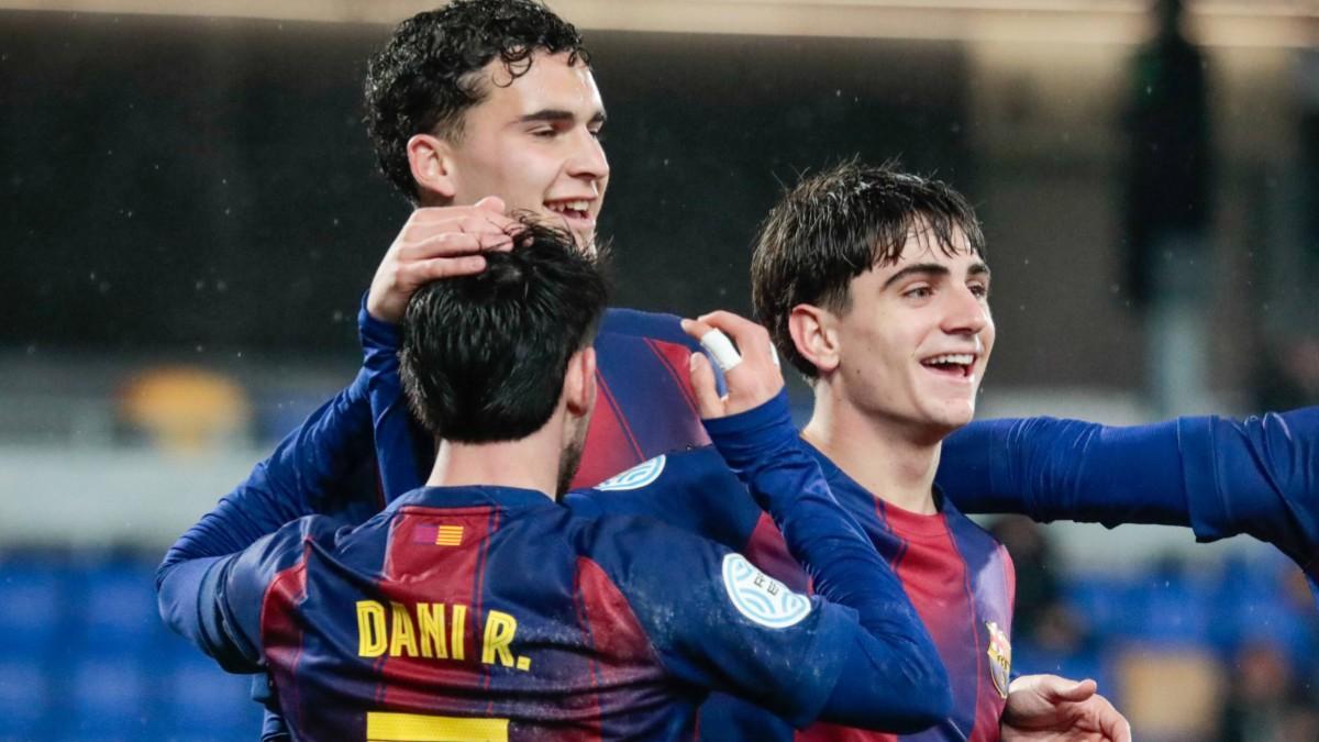 Cortés y Dani celebran un gol del filial con Guillem Víctor