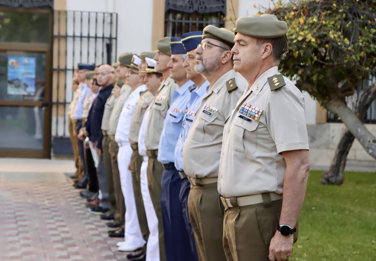 Acto de entrega de diplomas a los tres estudiantes de Secundaria finalistas de la edición valenciana de la 13º concurso Carta a un militar español, con izado de bandera en la Delegación de Defensa y visita guiada al Museo Histórico Militar de València.