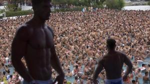 Dos gogós enardecen a una multitud de bañistas en la piscina de Illa Fantasia, ayer.