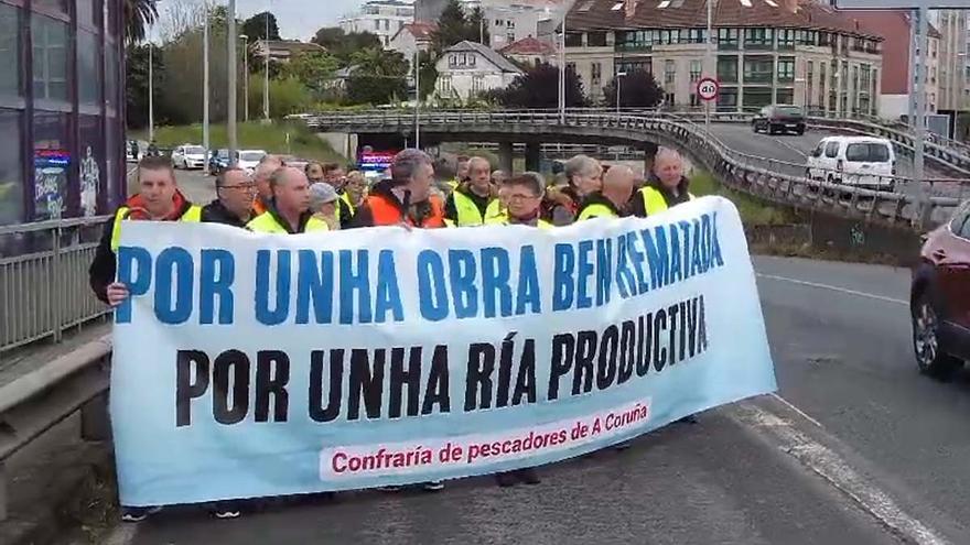 Los mariscadores de O Burgo cortan el tráfico en A Pasaxe por una “salida económica”
