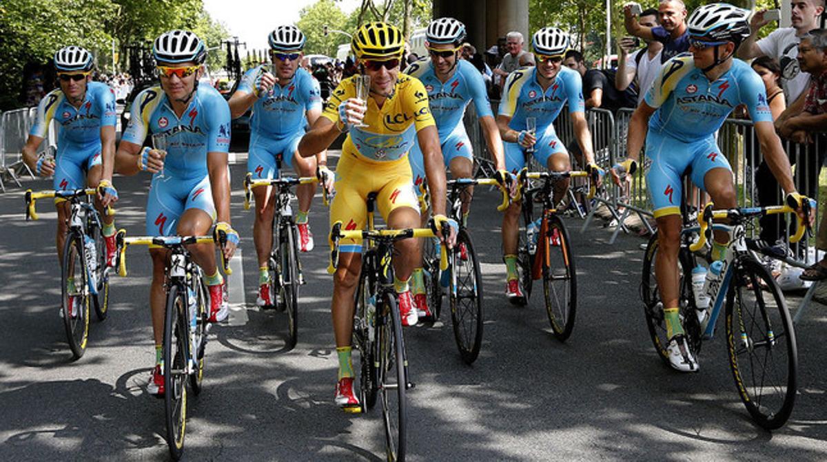 Vincenzo Nibali celebra la seva victòria al Tour amb la resta de l’equip Astana, a les portes de París.