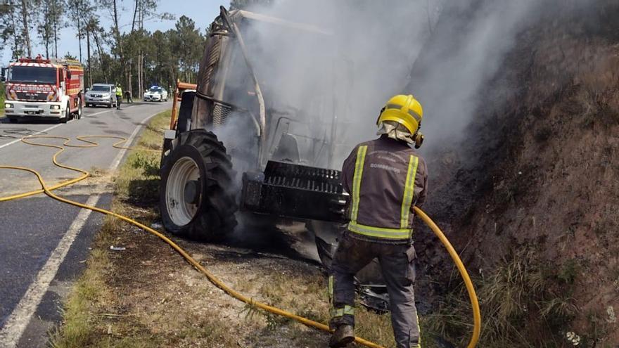 El incendio de un tractor afecta a una pequeña masa arbolada en Padrón