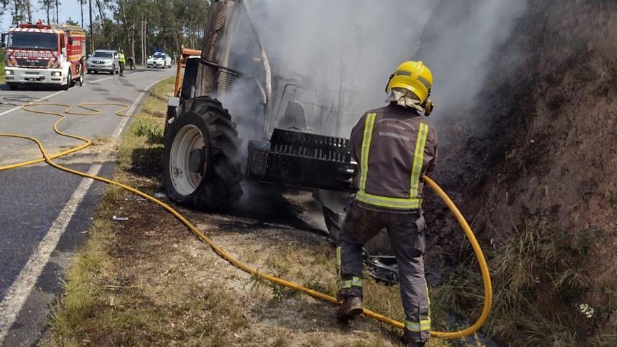 El incendio de un tractor afecta a una pequeña masa arbolada en Padrón