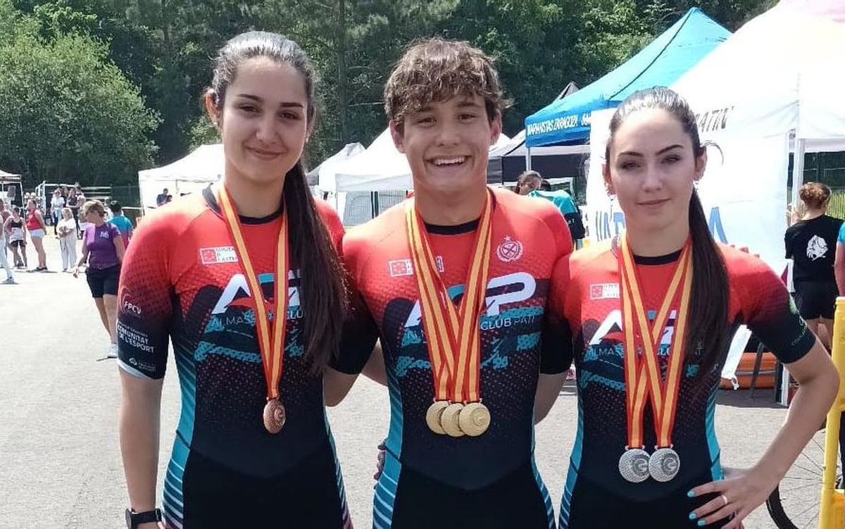 Los tres medallistas del Almassora Club Patí, Mireia Genovilla (i), Alejandro Cortés (c) y Lola Estrada (d).