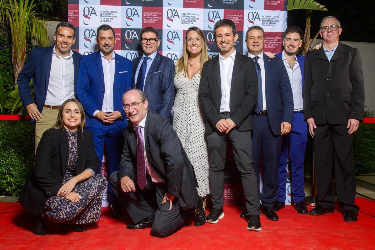 Los empleados del Colegio de Gestores junto al presidente, el vicepresidente, Félix Cayuela y el secretario, Pedro Martínez.