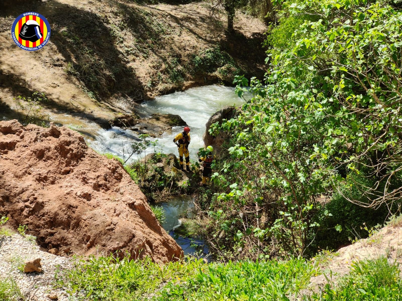 Los bomberos rescatan dos cadáveres en Navarrés