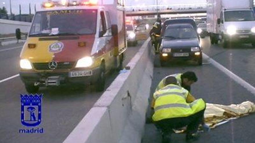 Fallece un camionero arrollado en la M-45