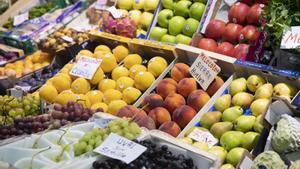 Archivo - Detalle de un puesto de frutas en el mercado de abastos de Triana.