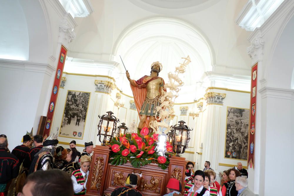 Las diez comparsas acompañan al santo en su tradicional bajada ante miles de vecinos que aguardan con emoción su paso