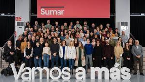 Foto del equipo promotor de Sumar junto a Yolanda Díaz, este domingo en el Teatro Goya.