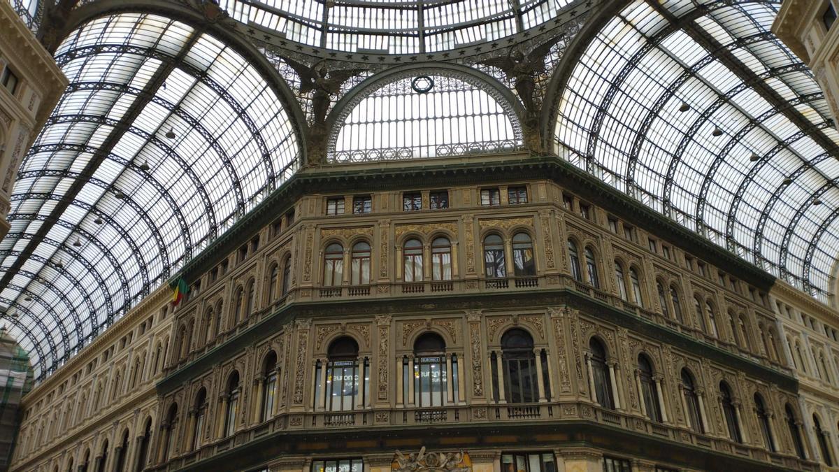 Galería Umberto I, zona comercial de Nápoles con unas bellas vidrieras en el techo.