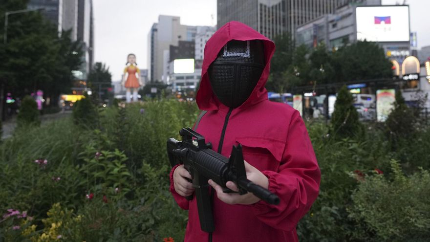 Seúl se rinde a &#039;El juego del calamar&#039; con un desfile masivo y la aparición de los protagonistas