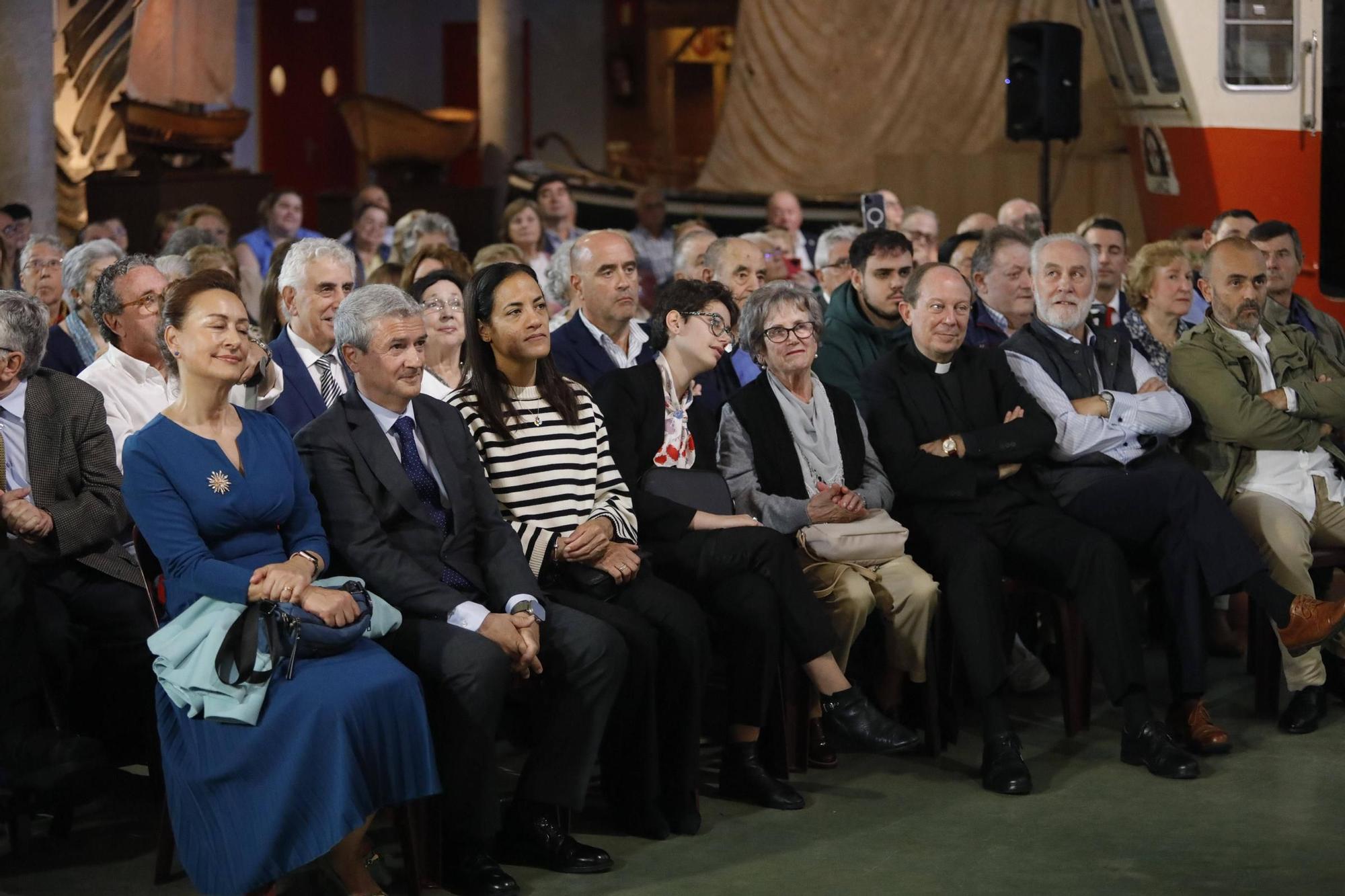 El cardenal Ángel  Fernández Artime recibe el título de Hijo Predilecto de Asturias en Luanco (Gozón)