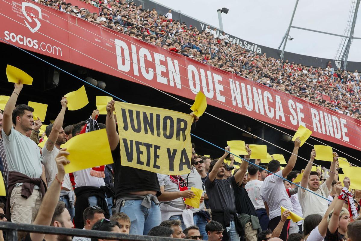 Pancartas contra José María del Nido Carrasco en el Ramón Sánchez Pijuán.