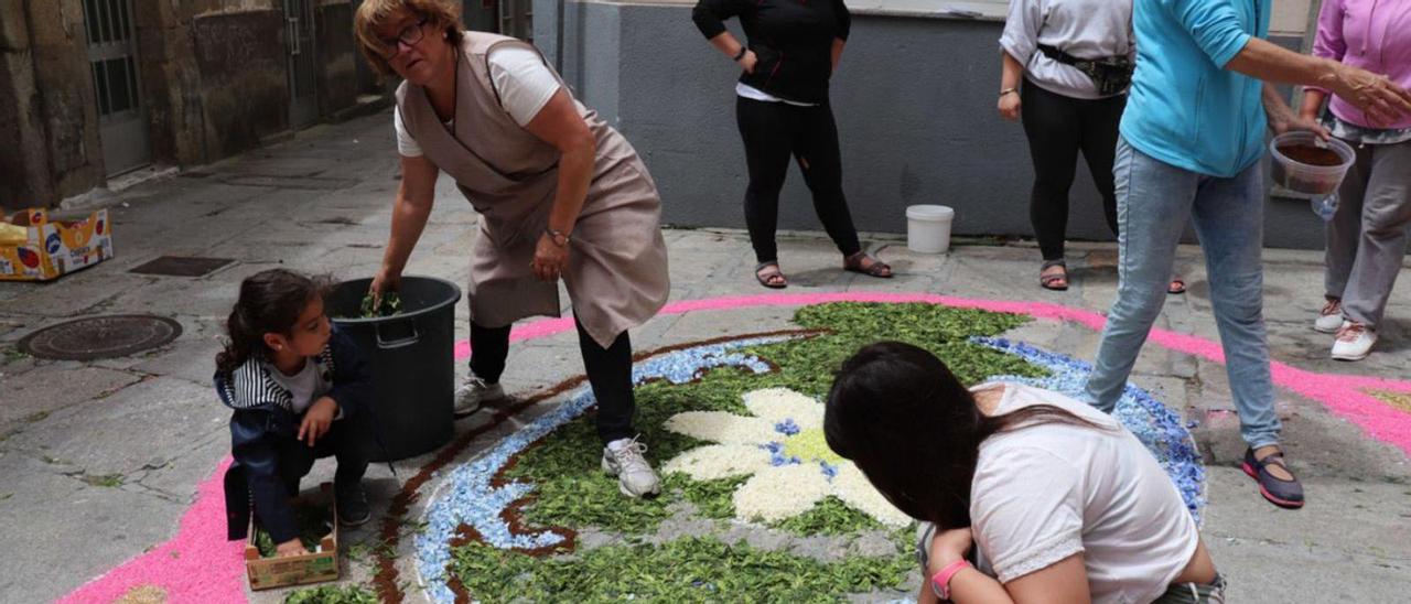 Preparativos de las alfombras en anteriores ediciones de la fiesta en A Guarda. |   // FDV