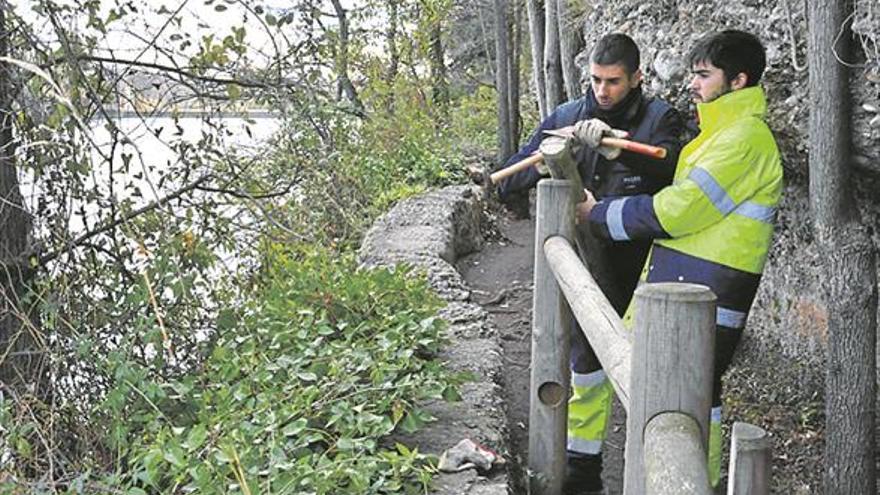 Reparan tres kilómetros de valla de madera en la senda botánica