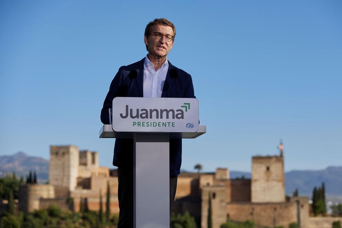 Alberto Núñez Feijóo, en el Mirador de San Nicolás de Granada.