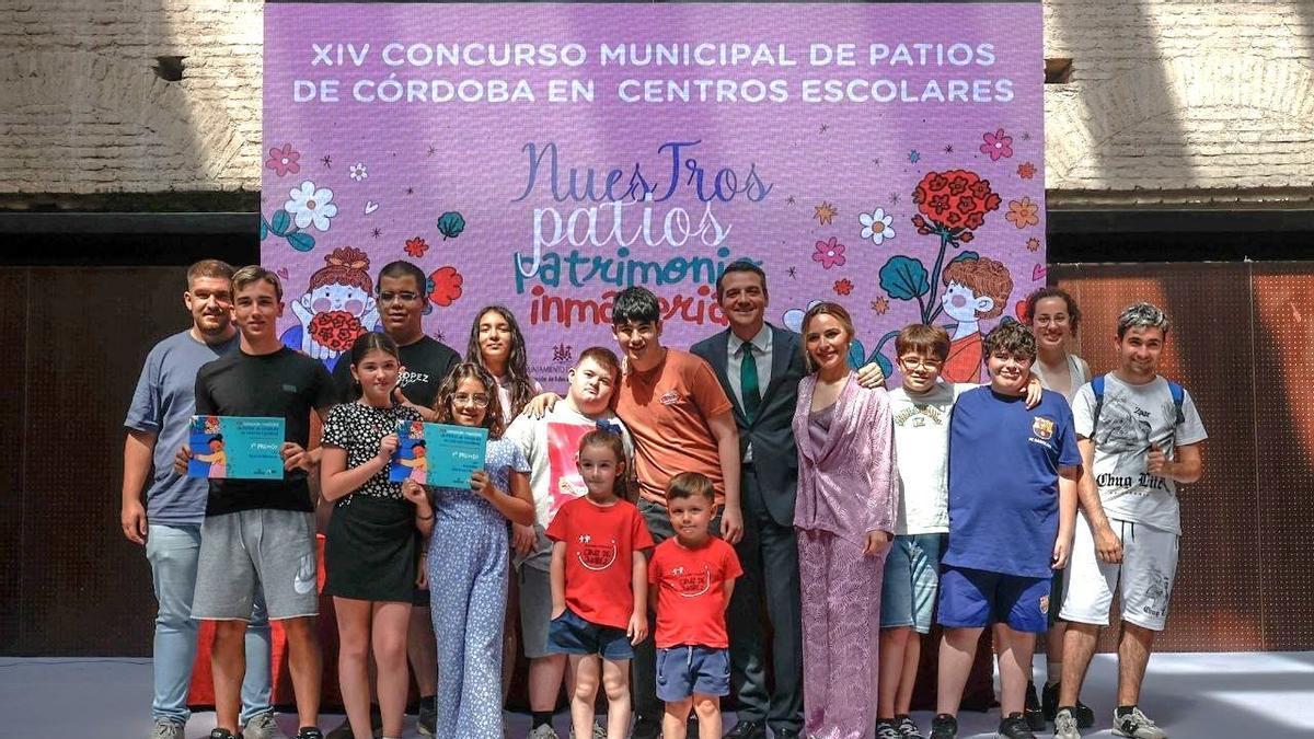 El alcalde de Córdoba, José María Bellido, junto a una representación de los colegios premiados en el Concurso de Patios escolares 2026.