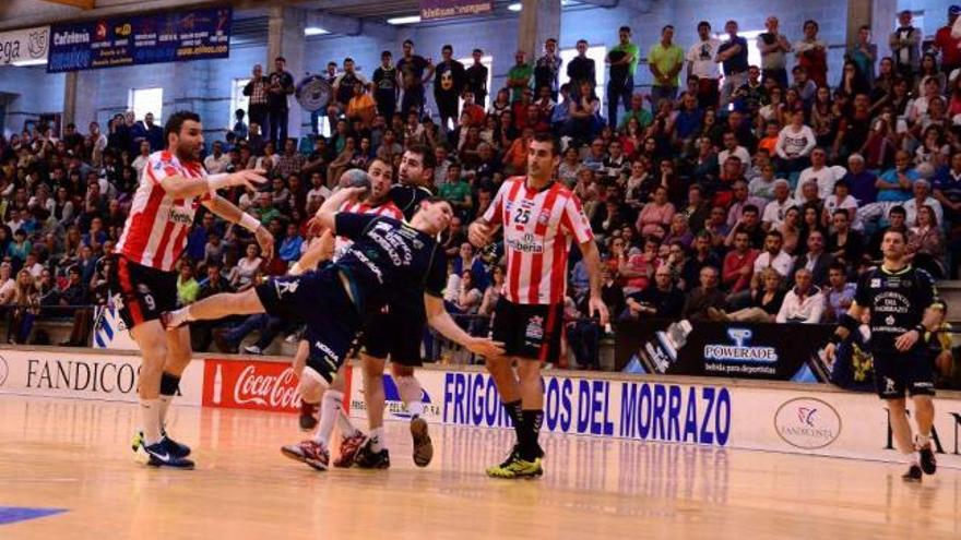 El central David García, cinco goles en el partido de ayer, lanza a portería ante la mirada de Javier Tarrasó y Chispi Vázquez // Gonzalo Núñez