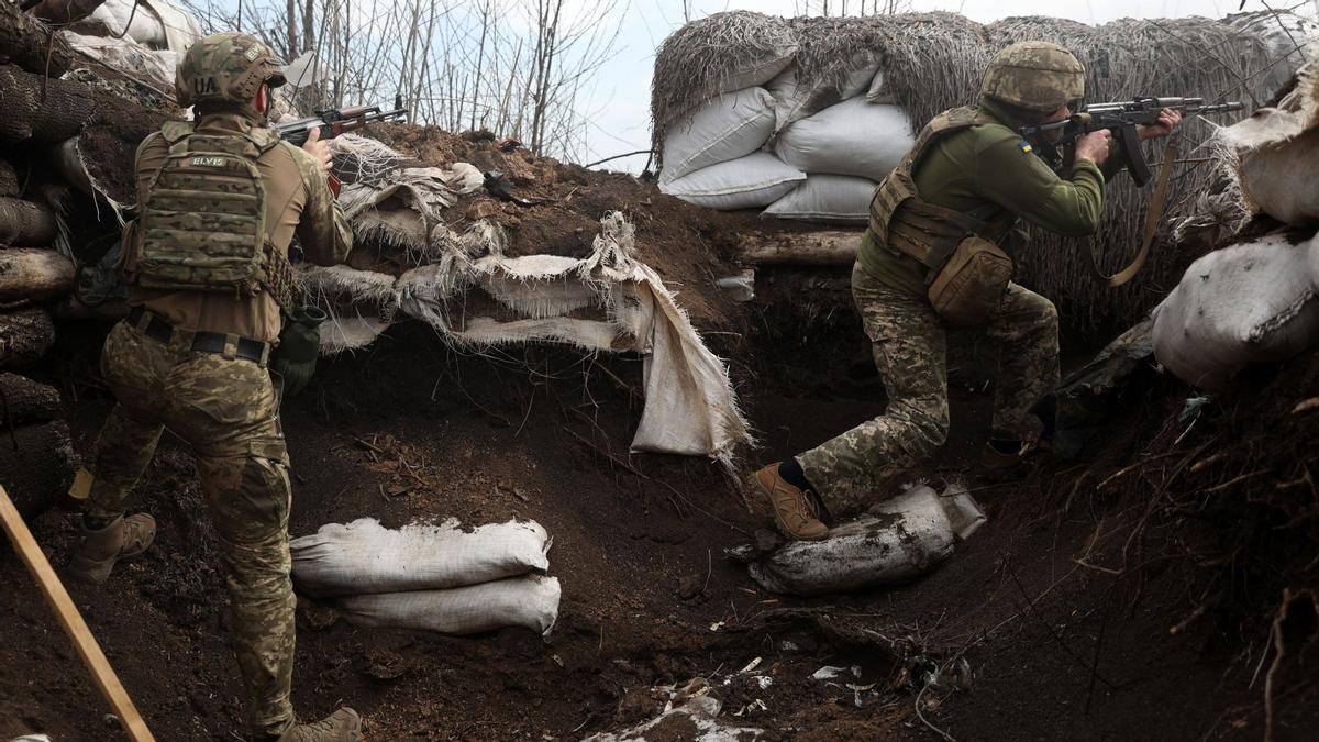 Los soldados ucranianos mantienen su posición en una trinchera en la línea del frente con las tropas rusas en la región de Lugansk el 11 de abril de 2022