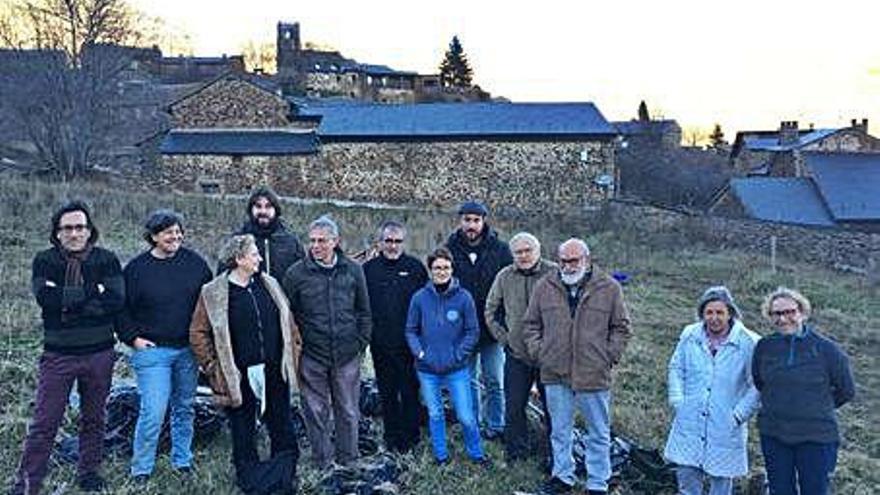 Els membres de Salvem Éller i SOS Pirineus ahir al pla de la Font