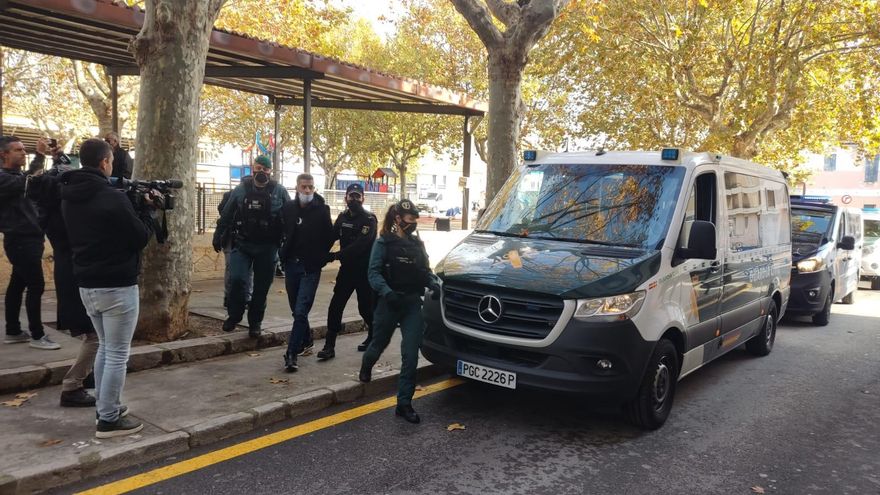 La Policía detiene en sa Pobla a cuatro de los trece pasajeros del avión que aún seguían fugados