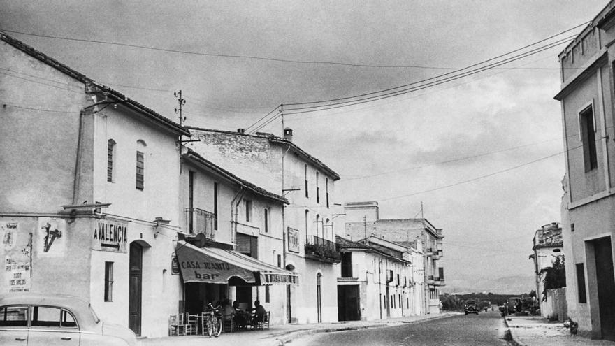 Entrada a Oliva per la carretera de Gandia en la dècada dels anys 60 del segle XX.