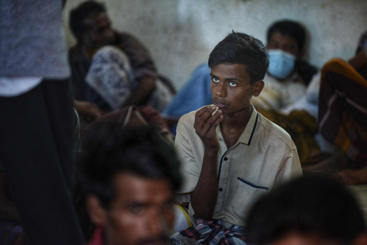 Un barco con casi 200 rohingyas desembarca en la costa de Indonesia