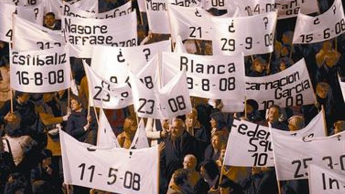 Manifestación con pancartas con nombres de víctimas de violencia machista, el año pasado en Valencia.