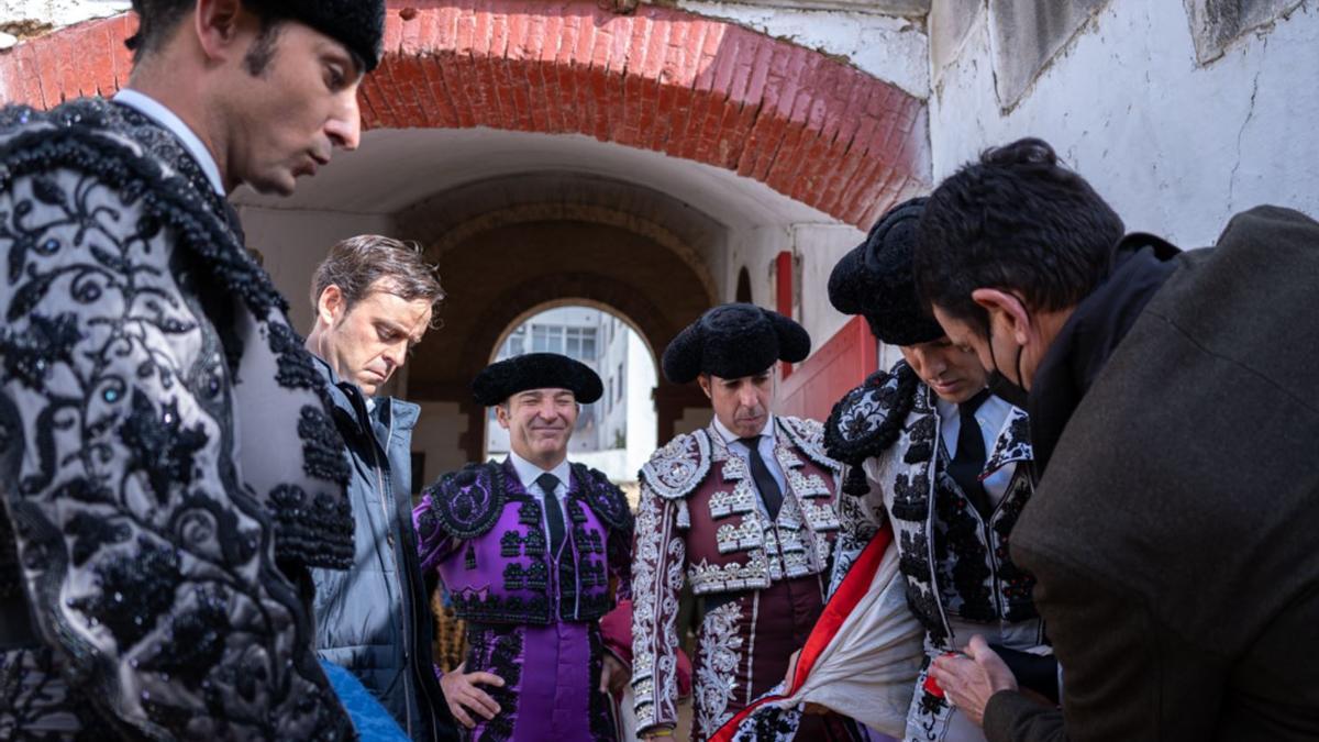 Luis Blázquez, vestido de calle, lía el capote de paseo a José María Manzanares en Castelló