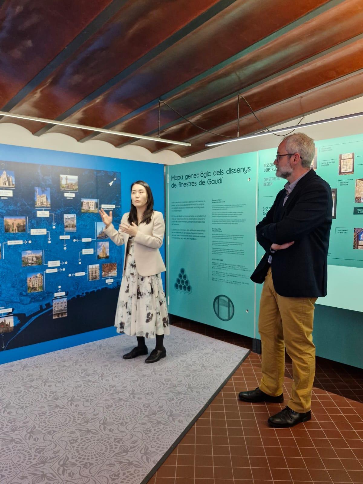 Ayano Kikuchi, comissària principal, i Guillem Mundet Genís, dierctor del Palau Güell