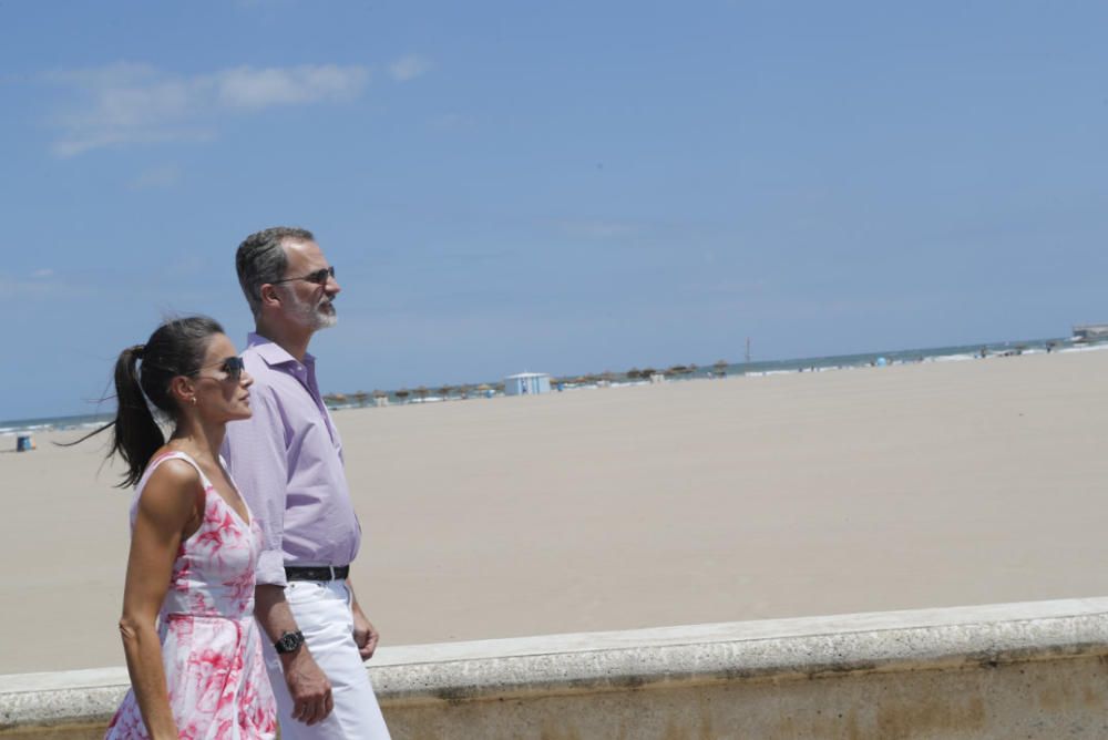 Letizia y Felipe en Valencia: los reyes pasean por la playa de Las Arenas