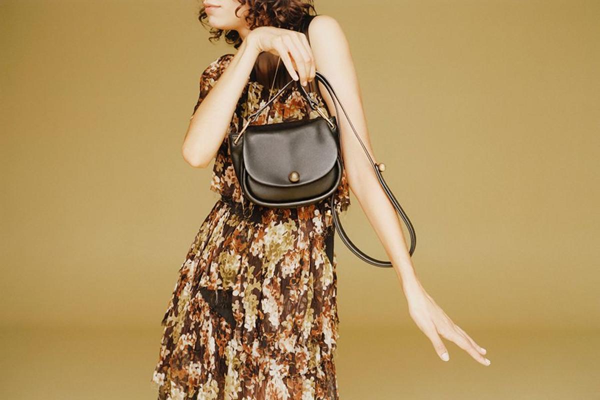 Zara Woman otoño/ invierno 2015-2016: estampado floral y bolso con aires retro