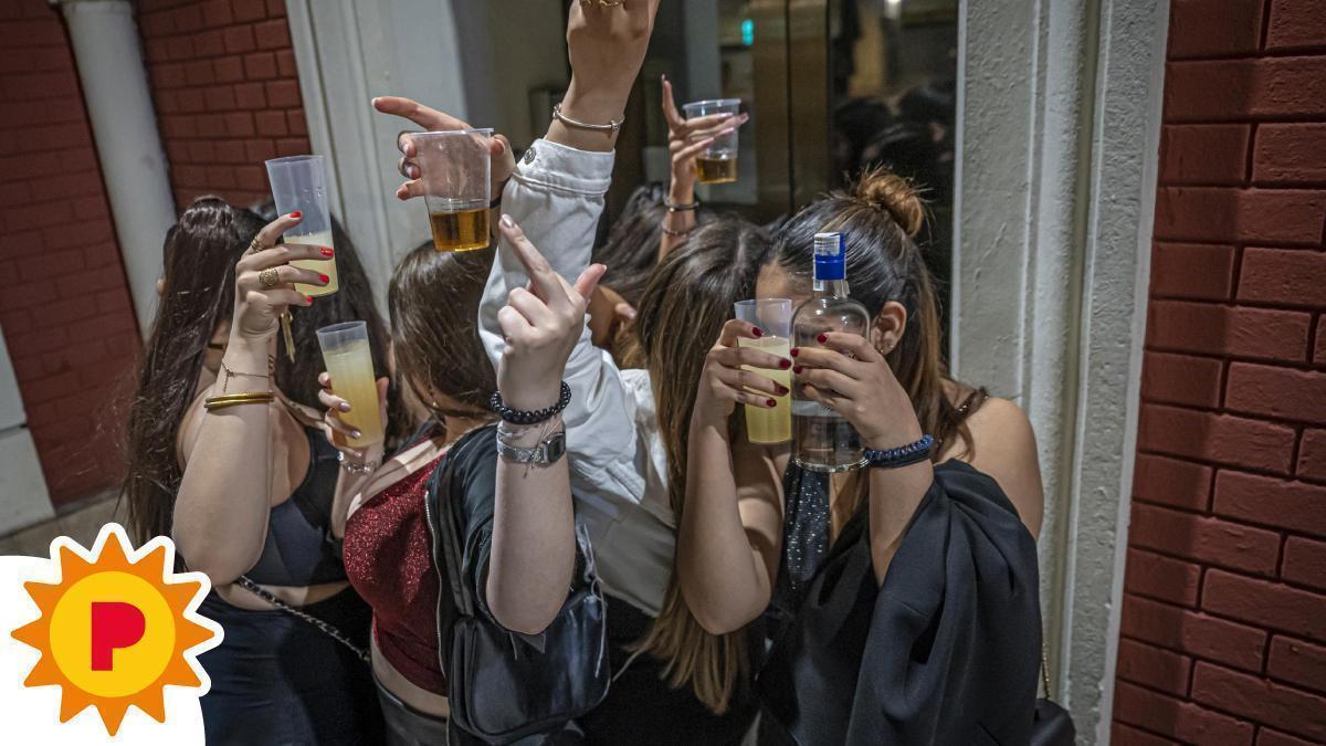 Les famílies amb adolescents es debaten sobre si deixar sortir els fills a festes i revetlles on corre l’alcohol.