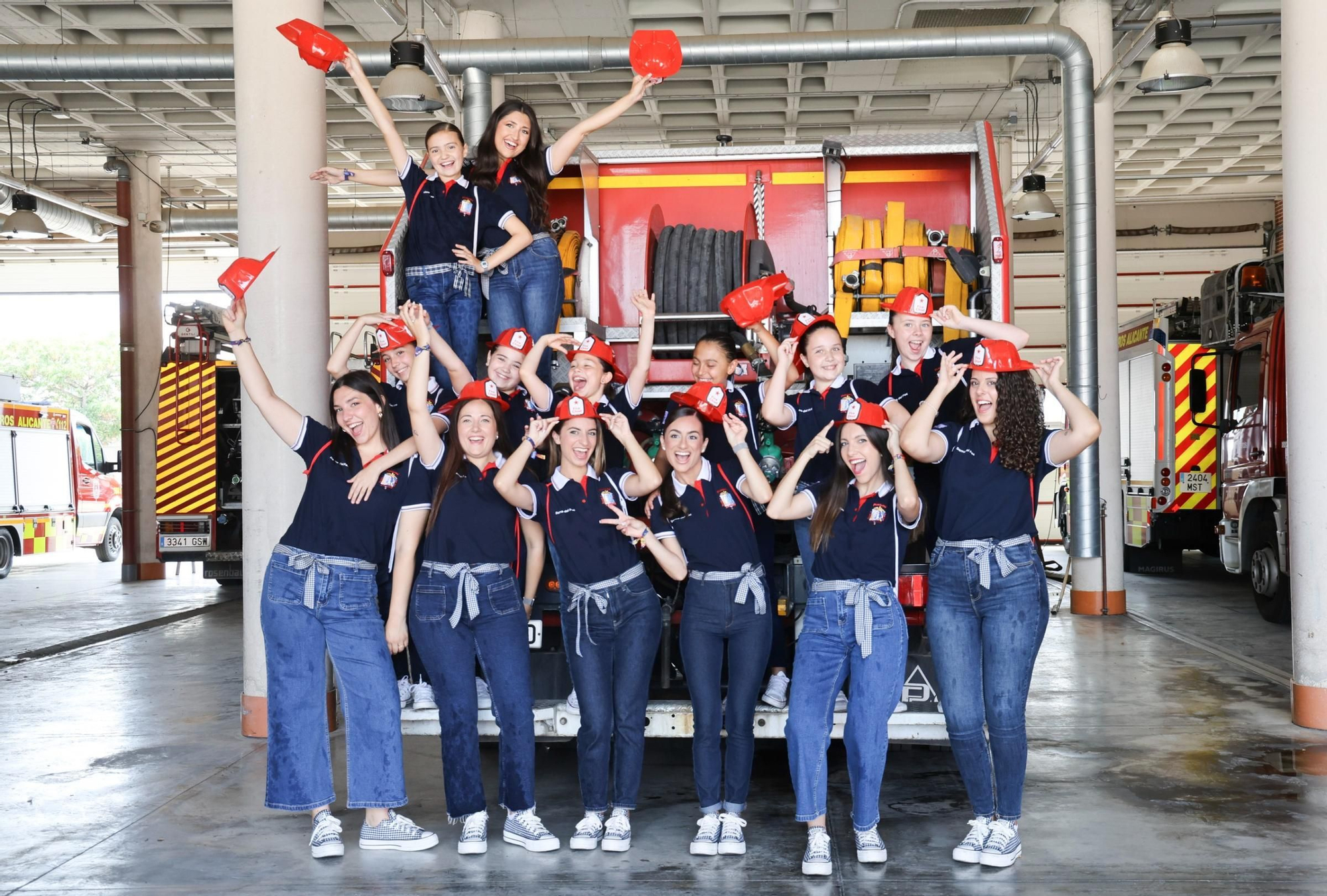 Visita al parque de Bomberos de la Belleas del Foc 2025 y sus damas de honor