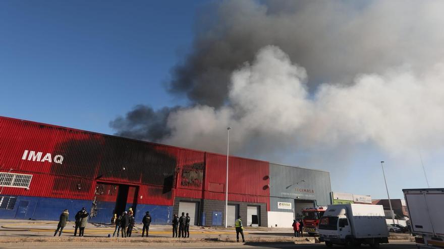 Incendio Manises | El fuego devora la nave del mayor importador de productos chinos de la Comunitat Valenciana