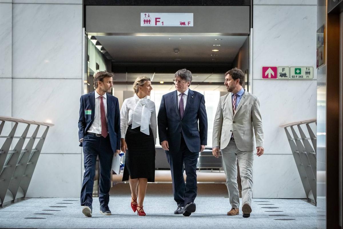 Jaume Asens, Yolanda Díaz, Carles Puigdemont y Toni Comín, antes de su reunión en Bruselas.