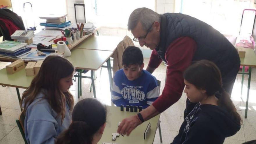 Un grupo de alumnos juega al dominó en un colegio de Cartagena. | AYTO.CARTAGENA