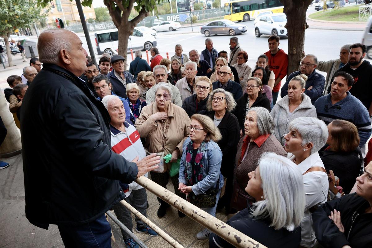Los vecinos se concentraron primero en el conocido como 'edificio redondo' de la avenida Ciudad de Almería.