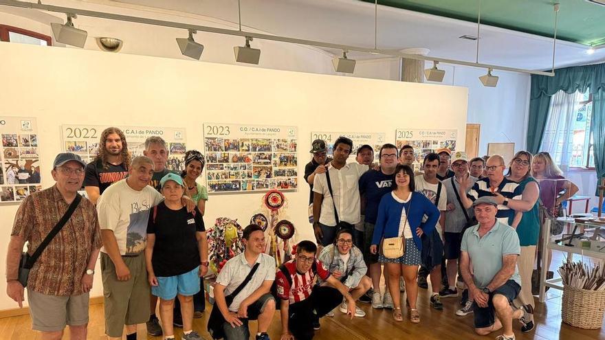 Los usuarios del centro de apoyo a la integración de Pando exponen sus 35 años de historia en las Escuelas Dorado