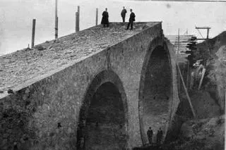 Un antiguo símbolo de la Trinitat Nova de Barcelona sigue sepultado diez años después de ser desenterrado