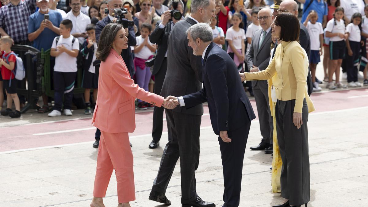 Traje de estreno y color que realza el bronceado: el (acertado) look de la reina Letizia para su cita en Canarias