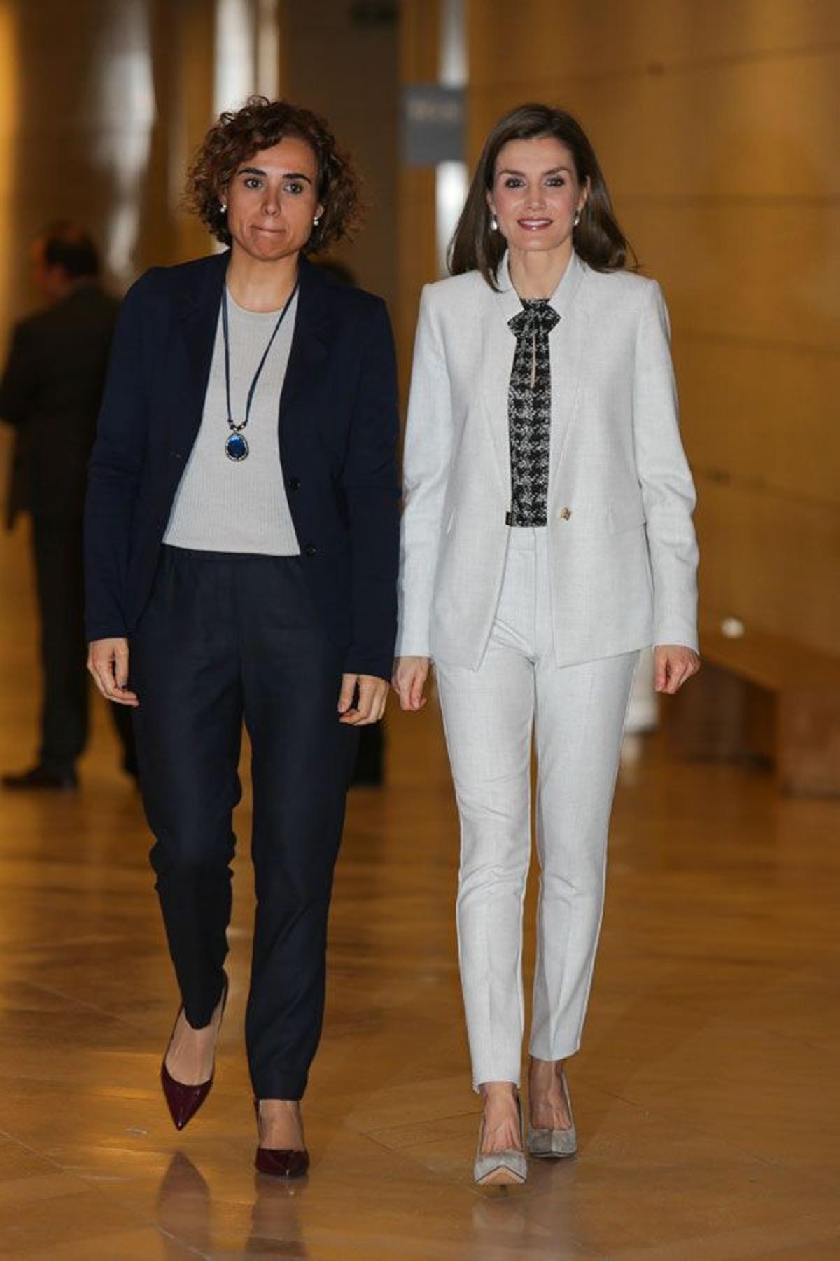 Letizia Ortiz con traje de chaqueta gris de Hugo Boss y blusa de Carolina Herrera