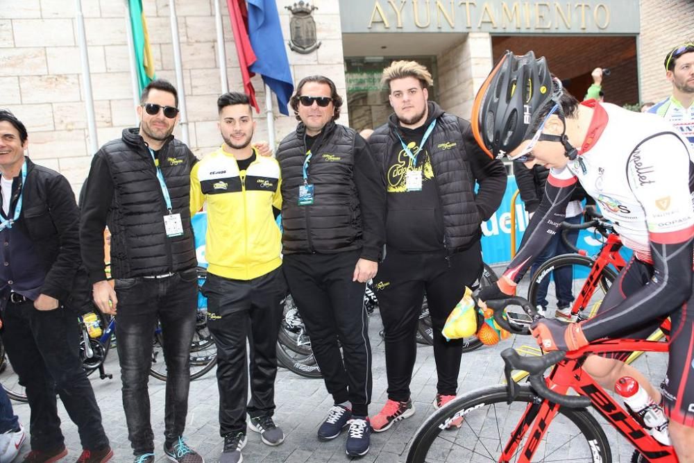 Ambiente a la salida y la llegada de la Vuelta Ciclista a Murcia