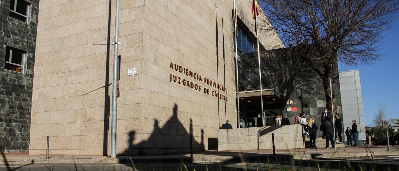 Imagen de la entrada a la Audiencia Provincial de Cáceres.