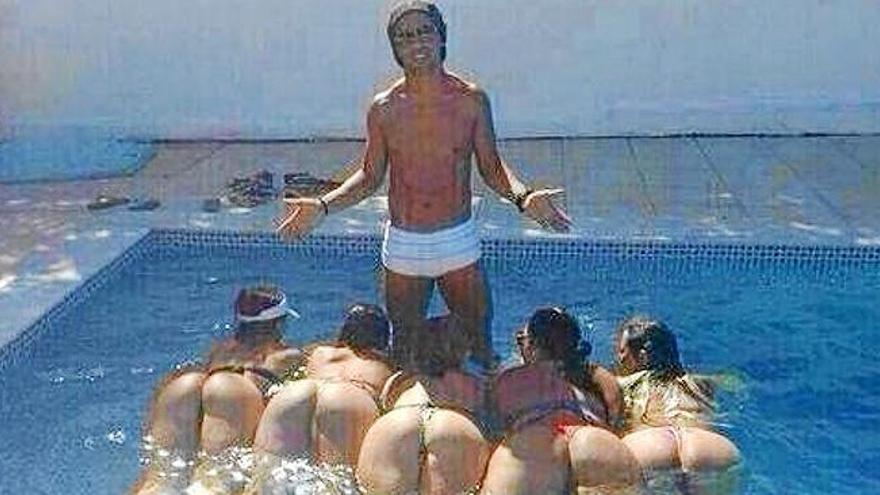 Ronaldinho posa en su piscina bien acompañado