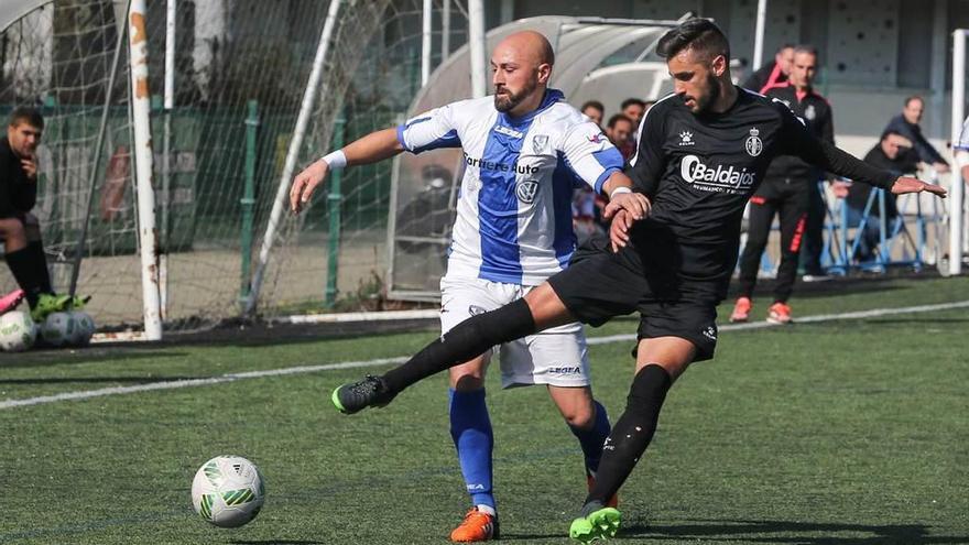 Álex García, del Avilés, presiona al jugador del Atlético de Lugones Miguel.