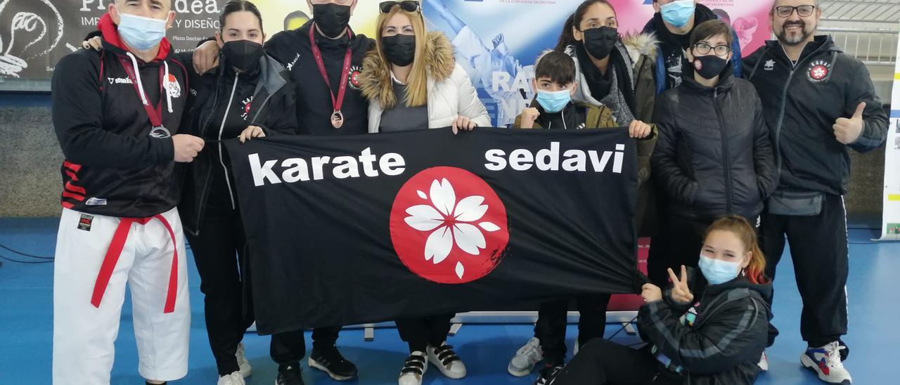 Los miembros del Club de Kárate de Sedaví en la competición.