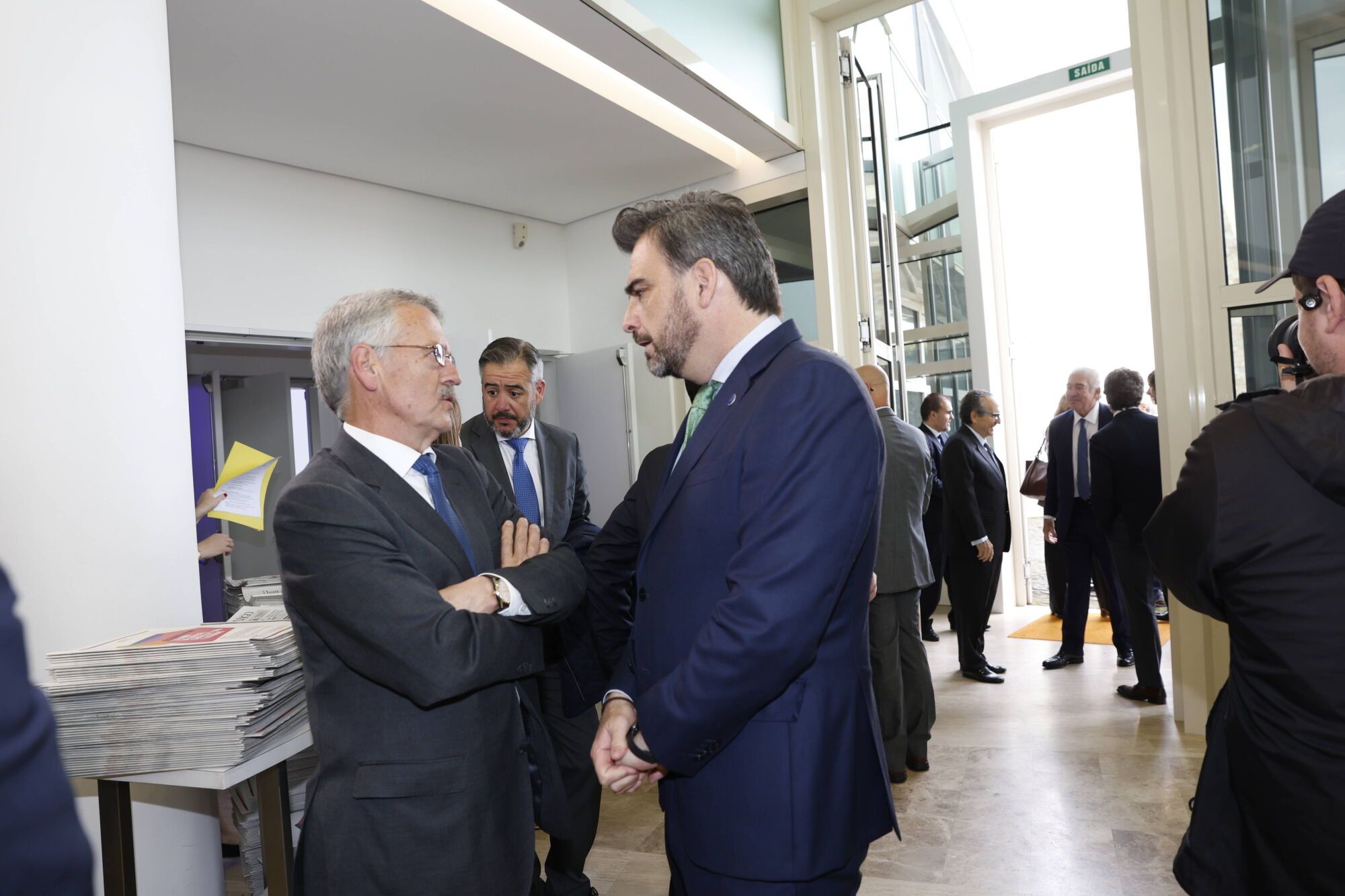 Isidoro Nicieza dialoga con Diego Calvo, conselleiro de Presidencia de la Xunta de Galicia.